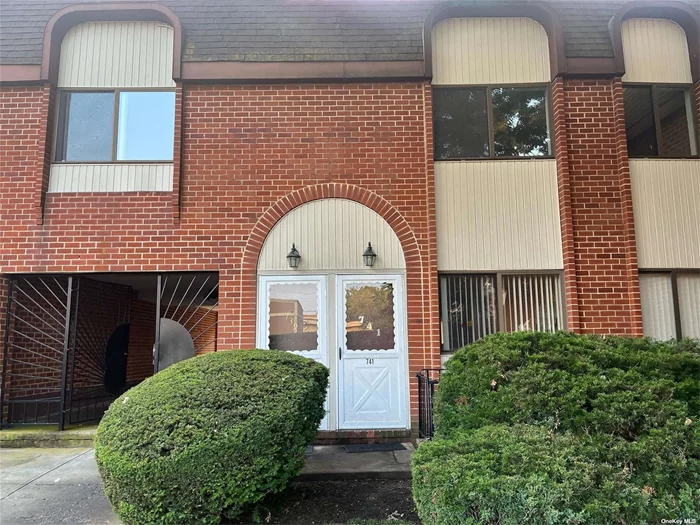 Move Right in 3 Bedroom, 2 Full Bath Apartment, Private Entrance. Washer/Dryer in Unit, CAC, Hardwood Floors, Underground Parking $95/Monthly. Minutes From Shopping, Railroad, Park & Houses of Worship.