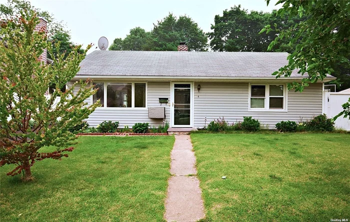 Located in the heart of Syosset, this cozy and neat ranch style house has updated kitchen cabinets and quartz countertops; new insulations in the full attic, heating system is 2 year-new. This rental property is in the very quite neighborhood, a few minutes walk to the elementary school and to the LIRR Syosset station,