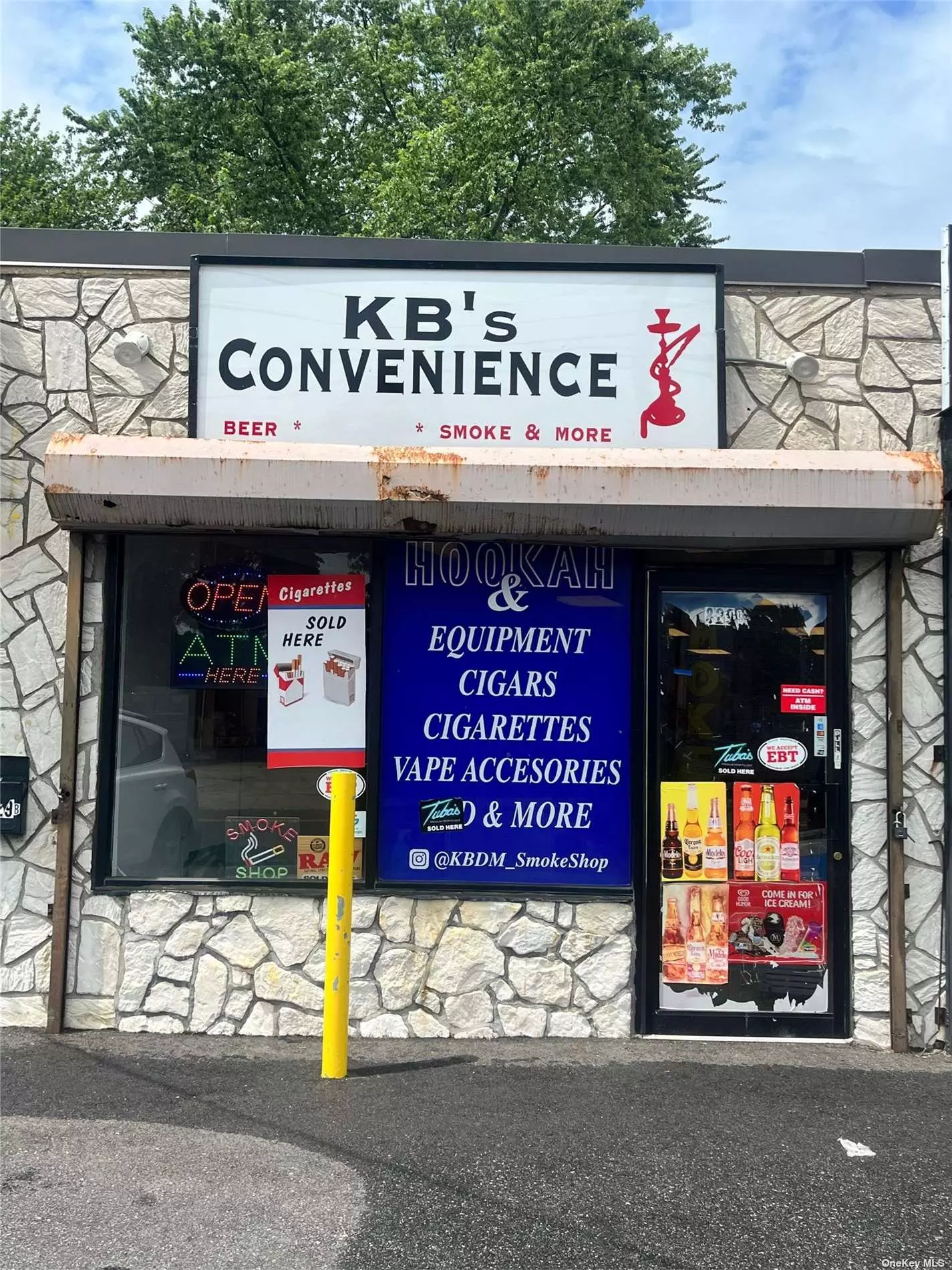 Great opportunity to own a long-established, Smoke Shop licensed to sell beer, tobacco, cigars and variety of products. in Deer Park NY!
