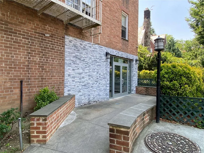 Spacious and bright one bedroom apartment in the heart of Kew Gardens! Offering large eat in kitchen, renovated and windowed bathroom. Ideally located near al forms of transportation, restaurants and Forest Park.