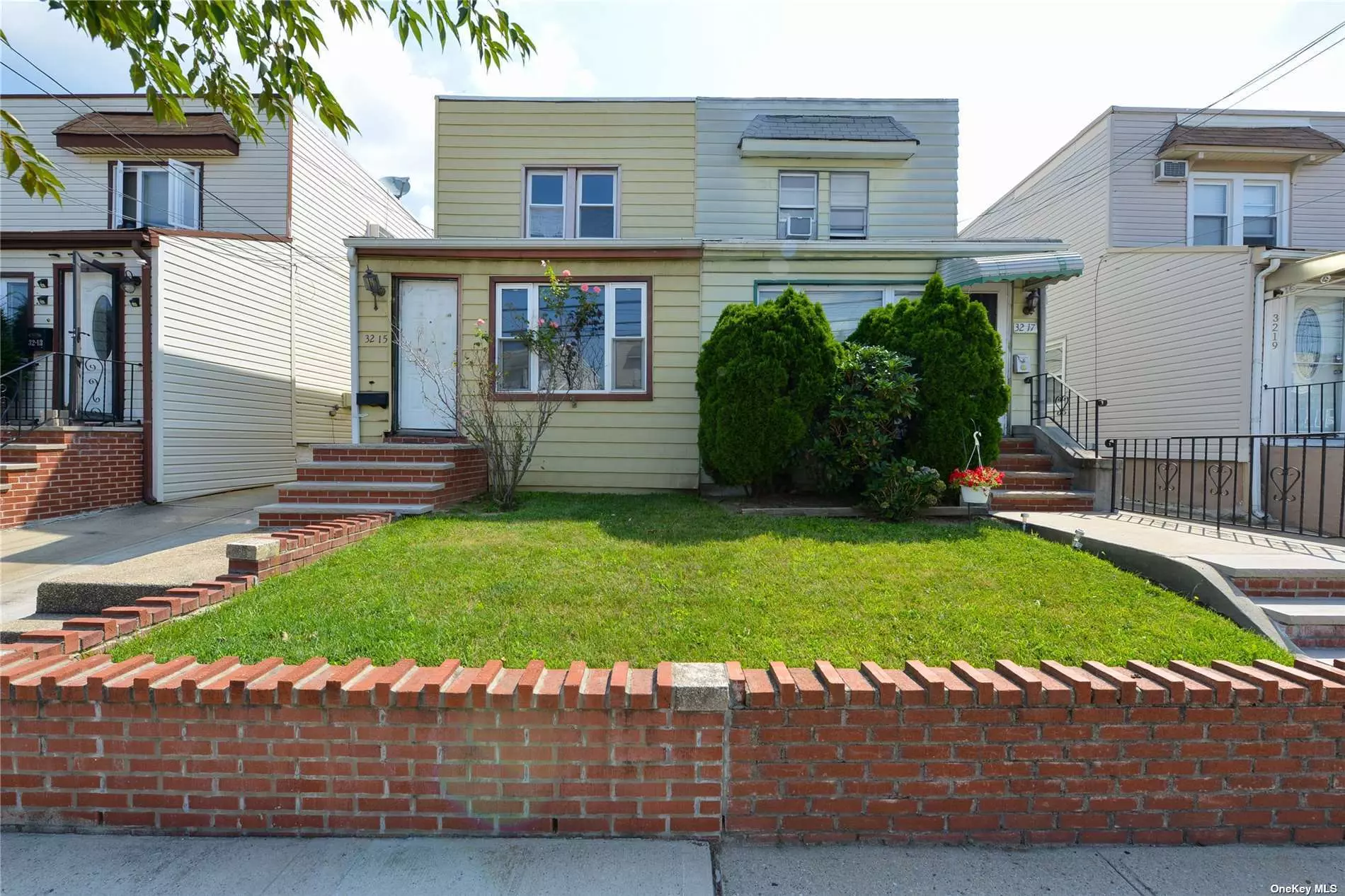 Just arrived- spacious and extended 3-4 bedroom, 1.5 bath in desirable Bayside neighborhood. In need of some TLC but has great potential. Convenient to shopping, transportation, great schools, etc. Call today for showing times- won&rsquo;t last!