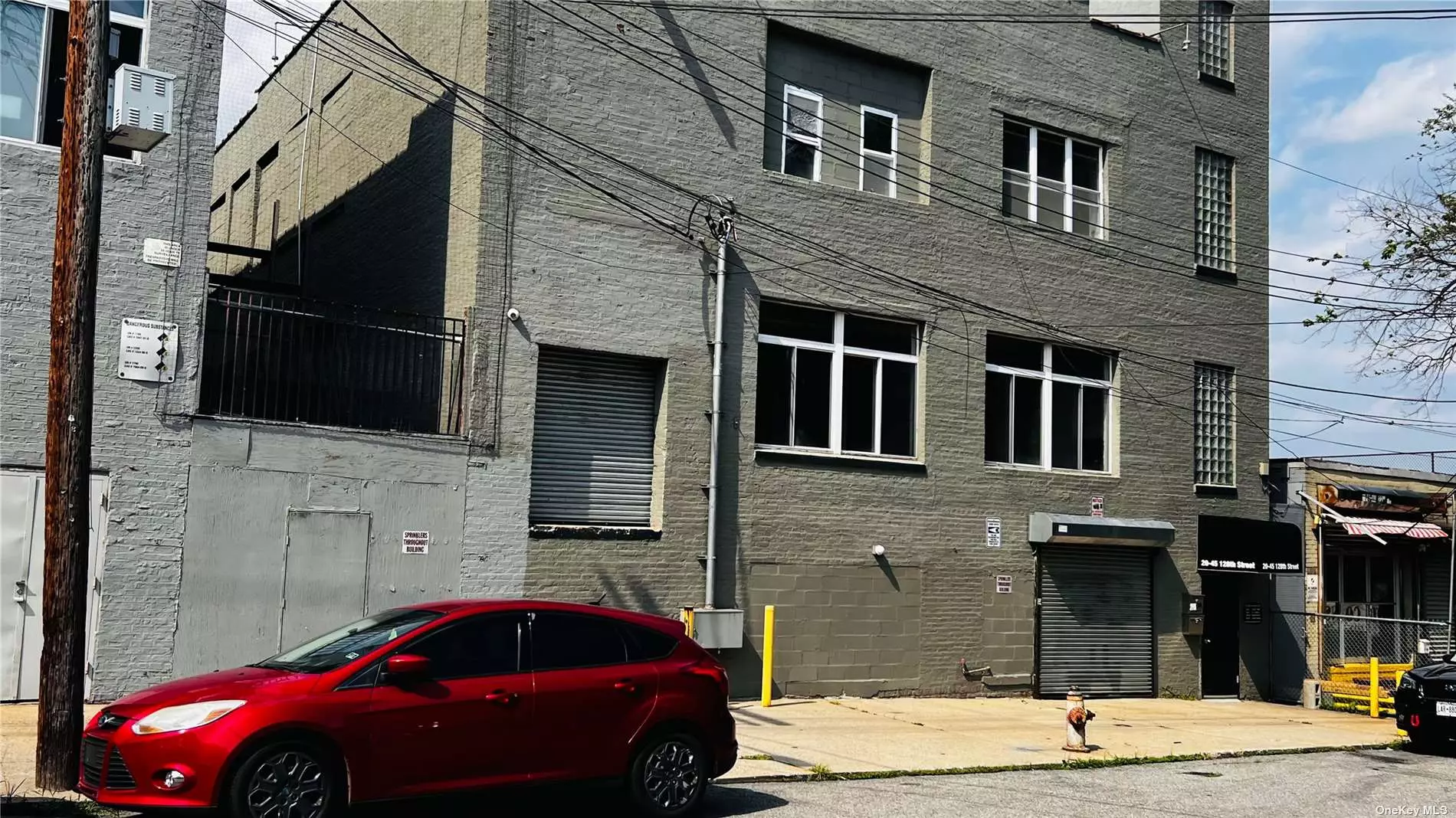 Location ! Location ! 10 mins to downtown flushing warehouse space approx 5000 sqf for rent with 13&rsquo;ceilling heigh overhead roll up door accessible , Bathroom , office room, property tax included , Suitable for office space , showroom or warehouse and so on . owner well maintain it ready mover in ,