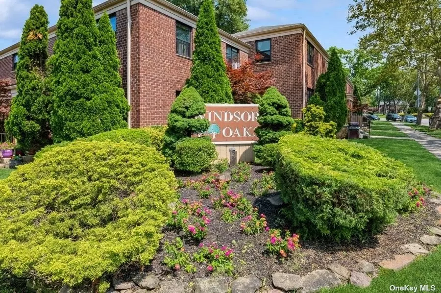 Nice 2 Bedroom Upper Unit in Windsor Oaks. Unit Features Kitchen, Living Room, 2 Bedrooms, Full Bath. Close to Shopping, Schools and Transportation.