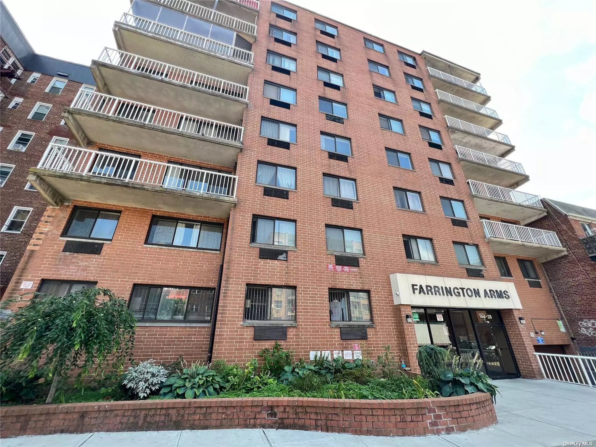 Flushing 1-Bed & 1-Bath Condo. 620 SF interior, low common charge $336 include water. Great location walking only minutes from Greater Downtown Flushing Main St with shopping and dining, supermarkets, medical/professional offices, pharmacies, #7 train, L.I.R.R.