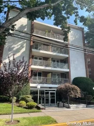 Lovely, Spacious 1 bedroom, 1 bathroom unit, carpeted bedroom, hardwood floors in entry & dining area. Liv/Din room space, floor to ceiling closets, bike room & party room usage for a fee. Lot & garage parking (with fee). Close to Freeport&rsquo;s wonderful Nautical Mile.