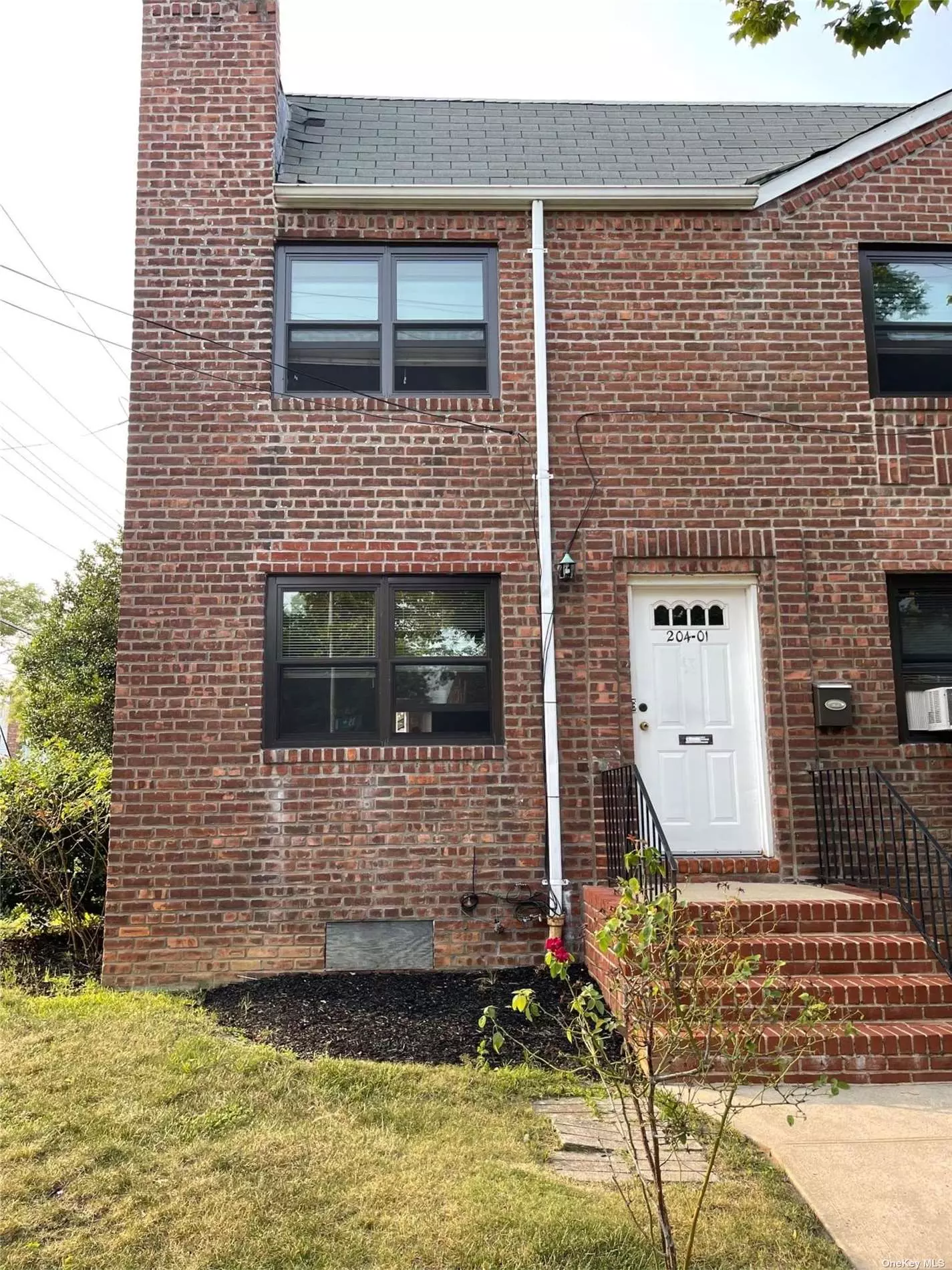 Pear Tree Gardens (AKA) 35th Ave, Bayside Inc. Spacious 2 Bedroom Garden Apartment on 1st Floor with Front and Back Entrances. Garage Ownership. Washer/Dryer. Small Pet Okay. Hardwood Floors. Sd#26. Close to LIRR, Bus, Shops, Schools, Highways.