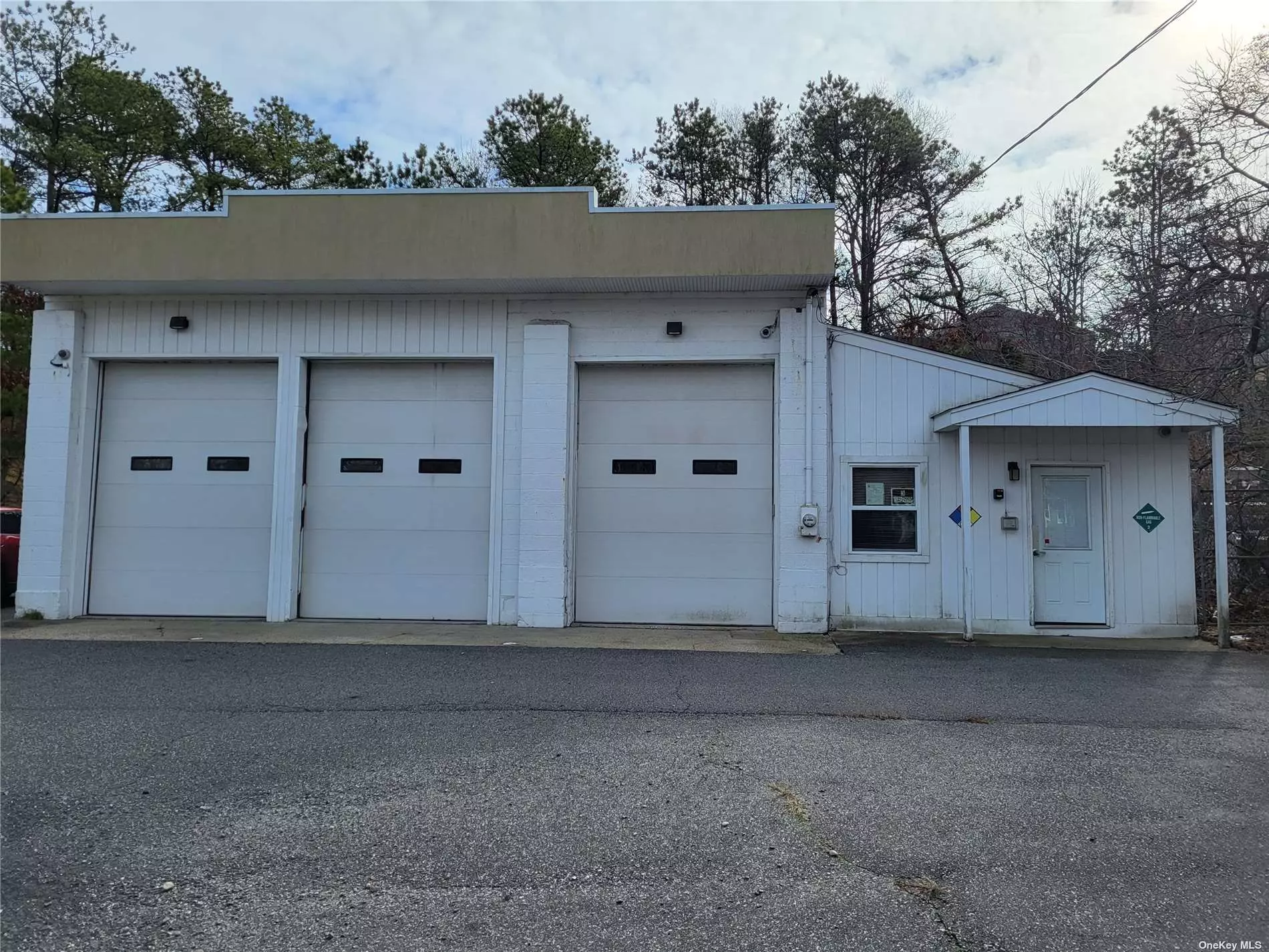 Location, Location! Calling all Contractors, Landscapers, Mechanics. Perfect rental with easy access to Montauk Hwy, Sunrise Hwy. Avoid the trade parade. 3 Bay garage with 2 office spaces, 2 baths & storage space.