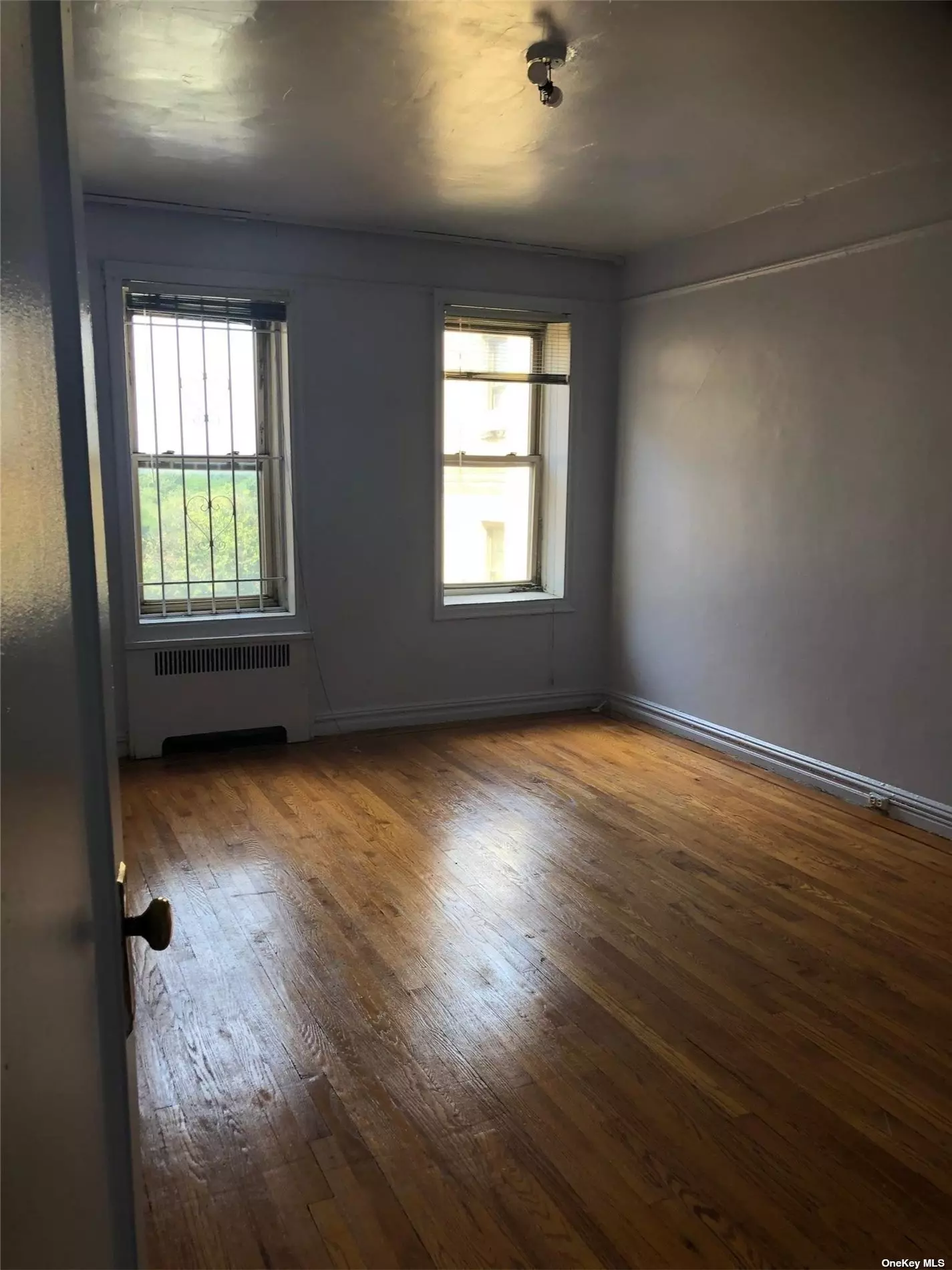 Spacious 1 bedroom, newly painted and renovated wood floors. Well maintained apartment and building in the Pelham Parkway area. Pet friendly with laundry on site. Near the Bronx Zoo! Close to shopping & near major highways for easy commute! Open House 11/4/23 - 12:00-1:30pm. Please call or text Petra to schedule viewing appointment.