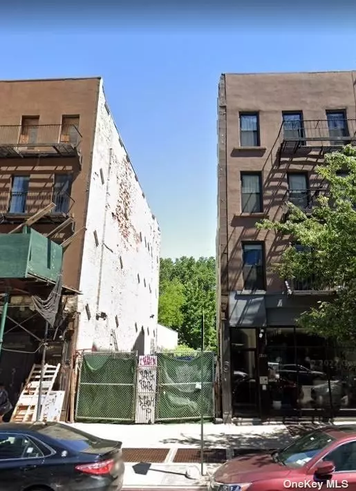 Buildable lot with air rights, perfect opportunity for investors in the heart of Brooklyn