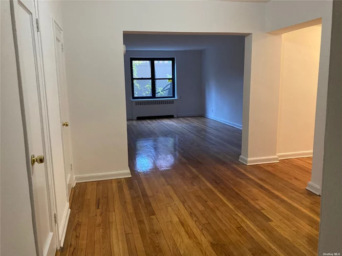 Great Neck. Huge 1st floor 1 Bedroom With Closets Galore. Overlooks Quiet Residential Street. Hardwood Floors Throughout. Laundry In Building. Supers On Site. Pet-Friendly! In Very Close Proximity To Lirr, Shopping, Dining, And Much More.