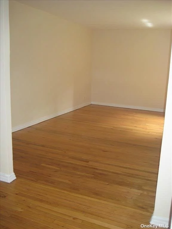 Bright And Sunny First Floor Apartment. Pet Friendly, Supers On Site, Laundry In Building. Best Location, 1/2 Block From The Lirr On Lovely Tree-Lined Residential Street.