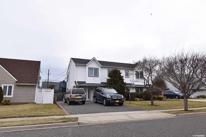 ExPanded levit ranch 4 bedroom 2 bath with levittown schools. Needs TLC , The house is close to shopping mall and public transportation, , Additional information: Appearance:good