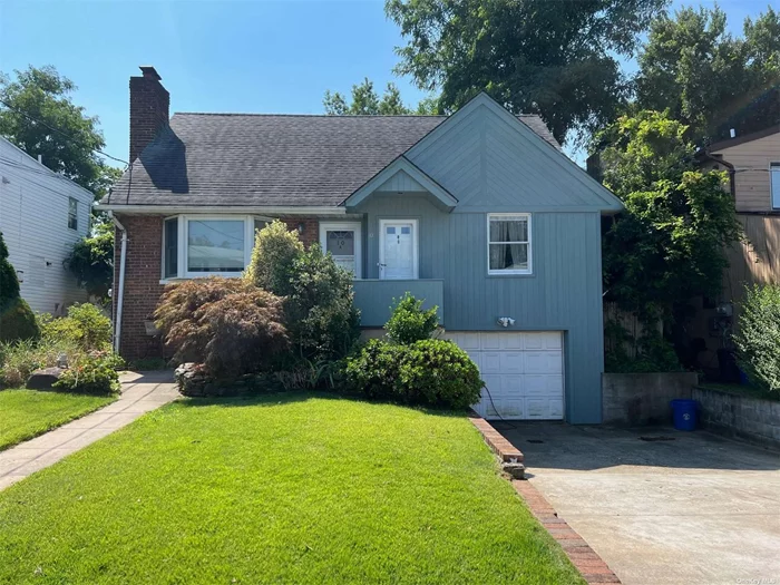 Large One bedroom 1 Full bath rental on the 2nd floor in the manhasset isle area of port washington. LR/DR area and large deck accesible via sliders. Renovated kitchen and freshly painted. Parking for 1 car in driveway, plenty of street parking