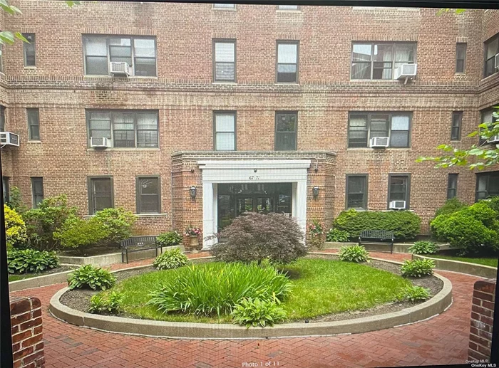 1 bedroom apartment on 4 floor, high ceilings, separate kitchen Sponsor unit, no board approval required.Close to Bus, Close to Park, Close to Railroad, Close to School, Close to Shops.