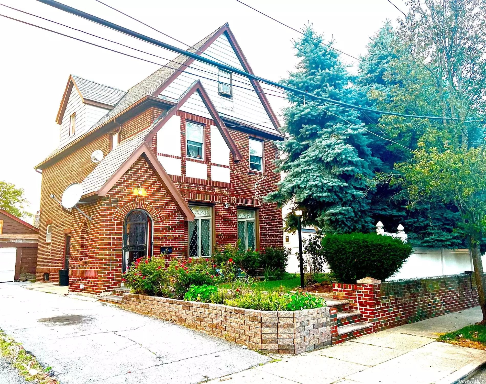 Beautiful 1 Dwelling Brick House Located In Jamaica Hills. It Has Hardwood Flooring Throughout. A Private Driveway And 1 Car Garage. Huge Lot 50x120. Near Major Highway, Restaurants And Public Transportation.