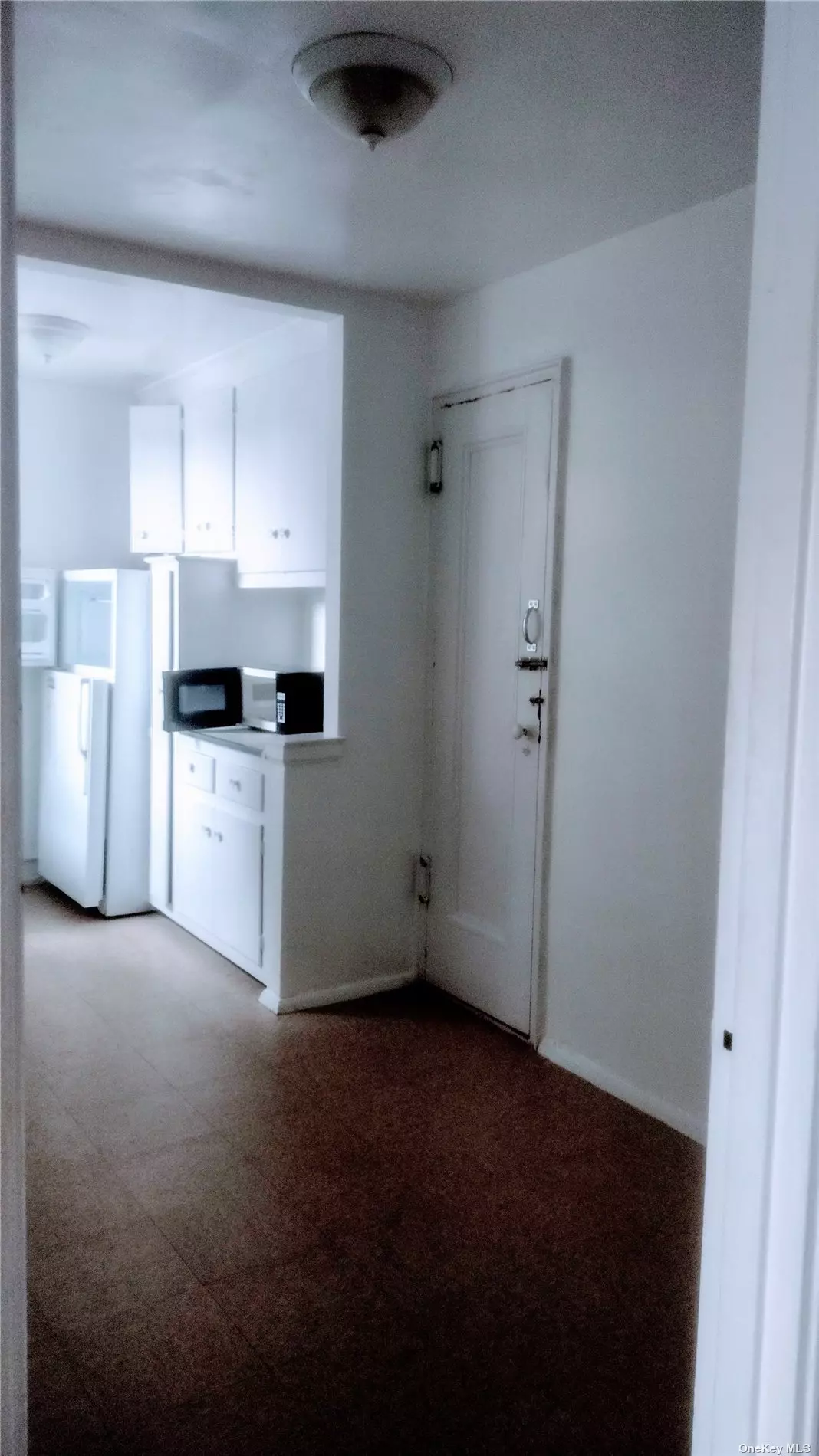 Beautiful large rooms 1 br apartment large eat-in Kitchen conveniently located half block from Hillside ave 1 block from the train station 30 minutes train ride to Manhattan