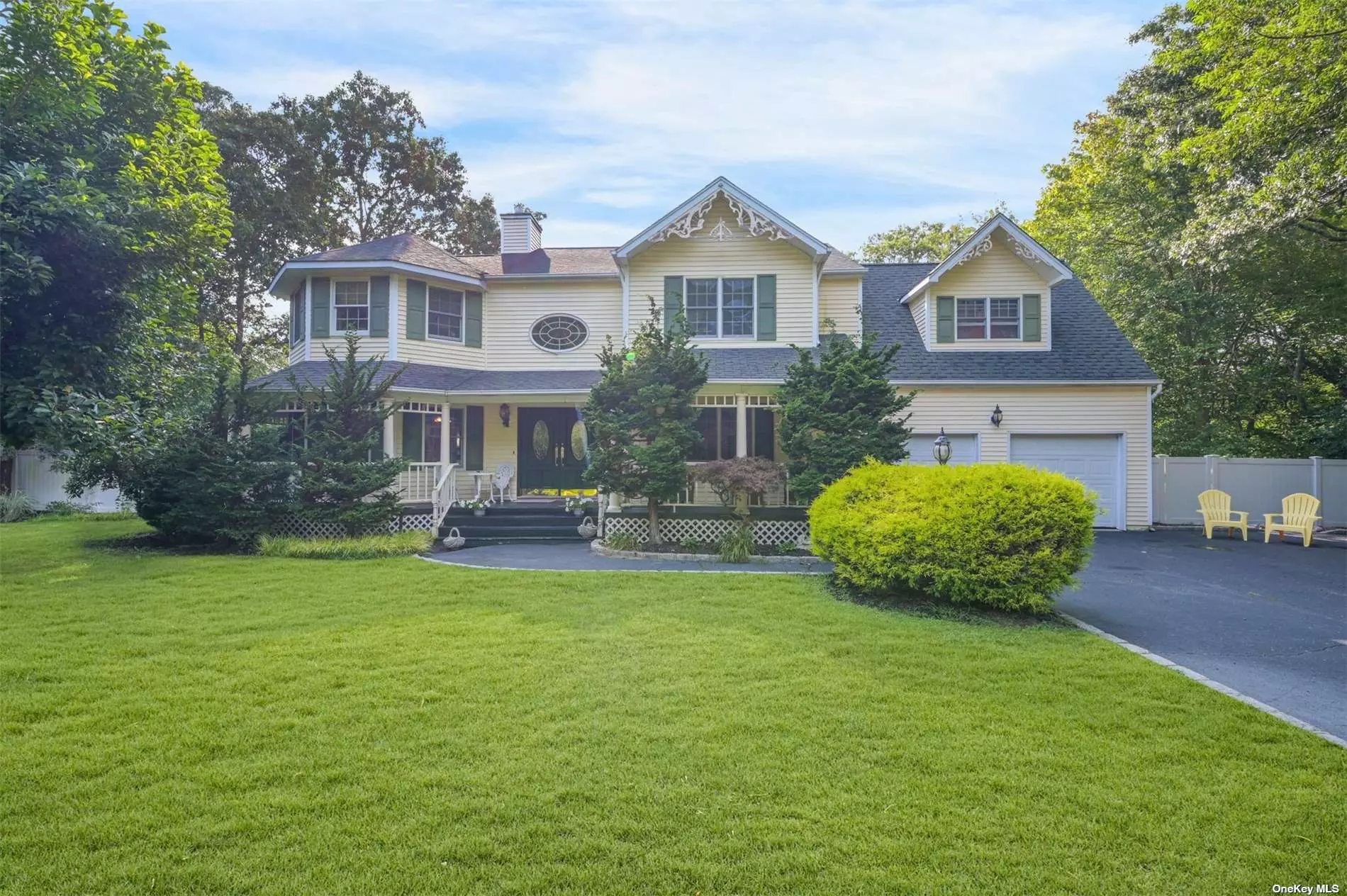 Post-Victorian Waterfront, 4 Bedrooms, Primary Bedroom has full Bath with Jaccuzzi Tub, Skylight & Private Balcony, Central Air Conditioning, Central VAC, Hardwood Floors, Sky Lights, 1.04 Acres, (Heated) Gunite Pool, Gazebo, Surround Sound Bose System, Located in Wilcox Farms.