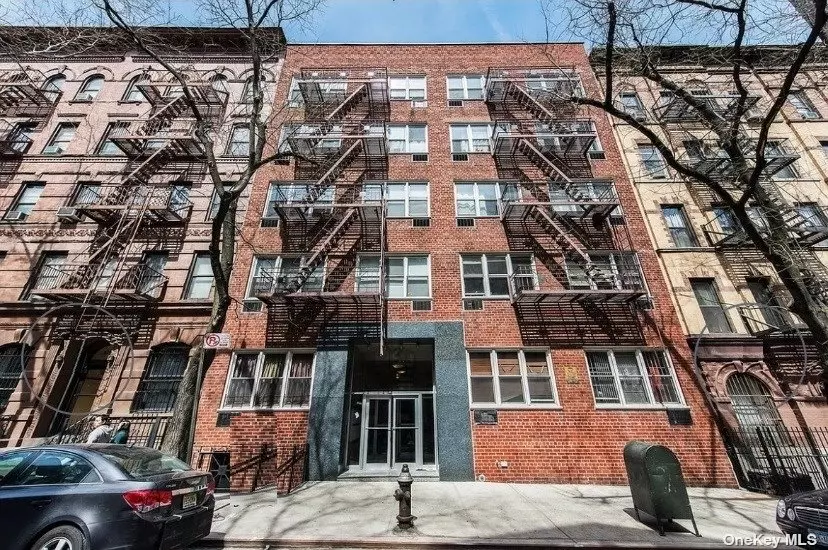 Studio With A High Ceiling, Hard Wood Floors. 321 East 89 Street Is A Well Modern Coop With Intercom, Full Time Super On The Laundry And Bike Room. Close To The Transportation. Shopping For All Your Needs.