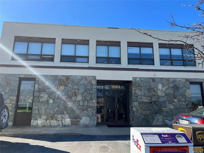 Beautiful Building with private office, common bathroom and sitting area. 90&rsquo; of office area. Near shopping mall. Private Parking Spot. All utilities included in rent: Heat, Gas, Electricity and Air Conditioning.