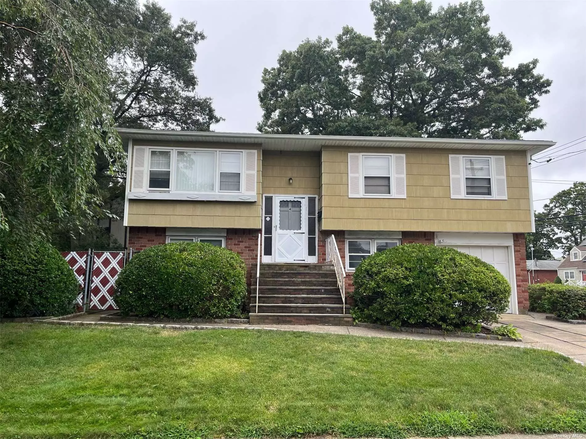 This home is in desirable Farmingdale schools. Excellent location, close to all. Bring mom ( with proper permits)