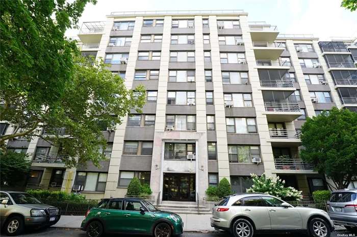 Cozy Studio unit in the elevator building, facing south for ample sunlight, within walking distance to M&R subway station at 63 Drive, and Costco and Rego Park Shopping Mall. NO DOG ALLOWED