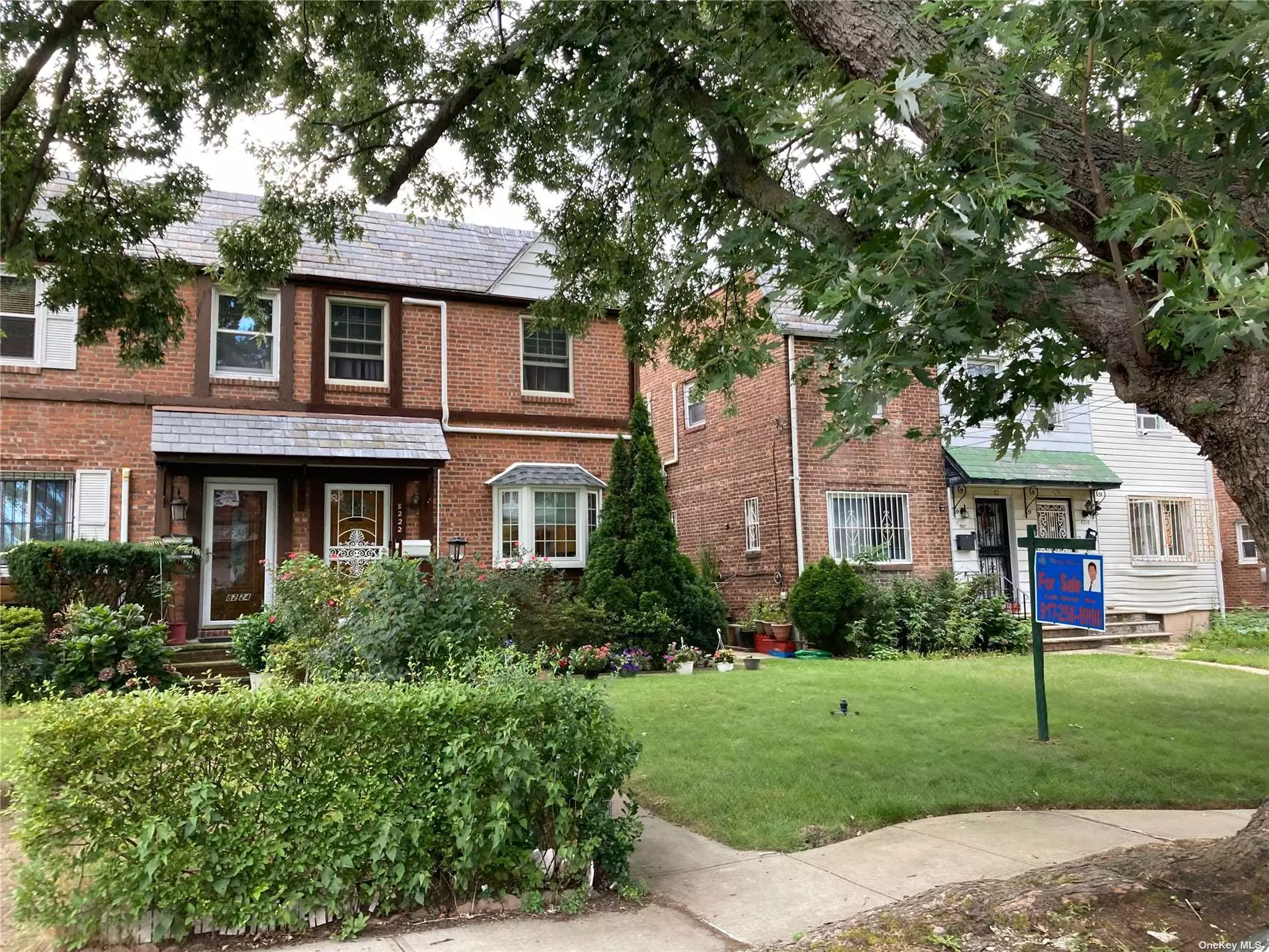 This Lovely And Renovated House Is Situated Near Major Transportation (Express Bus To Manhattan) And Convenient Shopping. It Has 4 Bedrooms, 2.5 Bathrooms, A Fully Finished Basement, And A Detached Garage Parking.