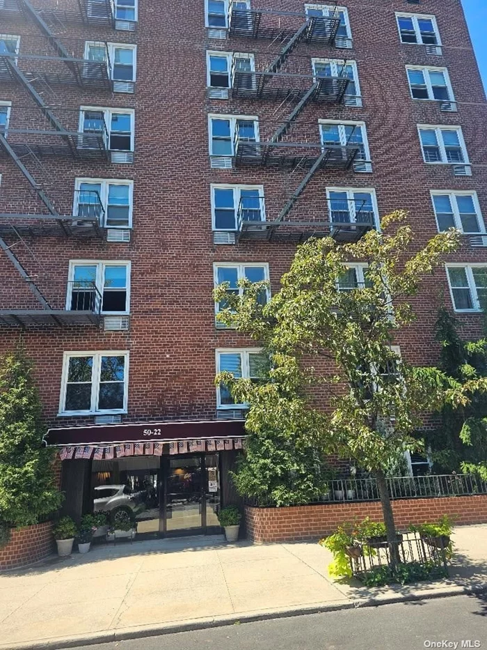 New Price!! City Views! New kitchen , updated bath! Close to Queens Boulevard and the #7 train to NYC. Greenpoint Avenue shopping nearby. This is a stand alone building on a residential street.Close to the LIE and BQE. Backyard use included! This is a 9 minute ride to Manhattan!