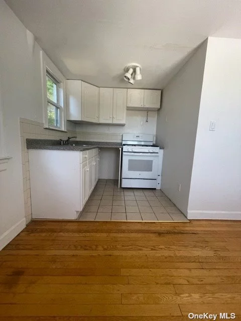 Well Maintained 2nd Floor Apartment, Living Room, Kitchenette, Full Bath, Large Bedroom with Balcony. Hardwood Floors Throughout. AtticStorage Space. Reserved Parking Spot.