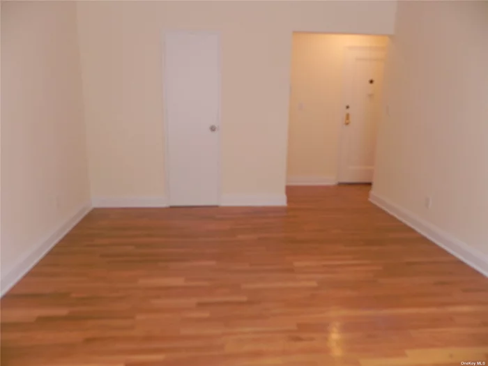 GREAT NECK. 1 Bedroom/1 Bath Apartment In The Heart Of Great Neck. Apartment Features Living Room/Dining Room Area; Updated Efficiency Kitchen And Full Bath. Laundry On Premises. Garage Parking May Be Available For $160/Month. In Very Close Proximity To Great Neck Lirr, Shopping, Dining, And Much More!