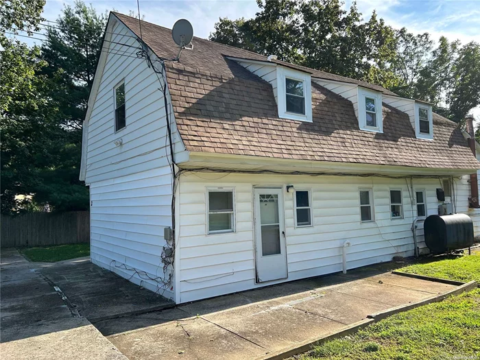Spacious Ground Floor Studio Apartment, Utilities included, Additional $100 mo June-August if using A/C units, Plenty of parking, Smithtown SD