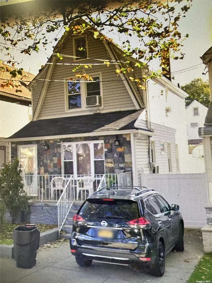 EXCELLENT LOCATION! THIS 3 BEDROOMS 2 BATH COLONIAL, IS WITHIN CLOSE PROXIMITY TO ALL TRANSPORTATION, SHOPS, RESTAURANTS, GROCERY STORES AND JFK AIRPORT.NEARBY SUBWAY LINES INCLUDE A/J/E/F!! 24 HOURS PRIOR NOTICE, NO EXCEPTION!1
