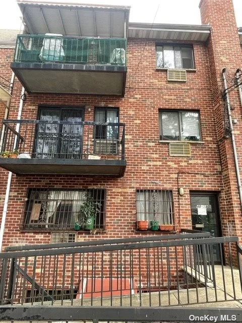 Spacious One Bedroom apartment in the quite neighborhood of Elmhurst. Short to Queens Center Mall, broadway, restaurants, shops, and M&R subway. Unit has it own washer, dryer, dishwasher, and private balcony.