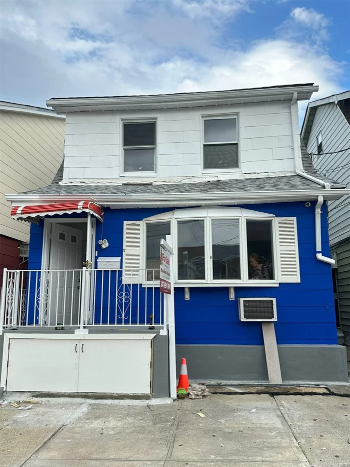 Cozy Detached, legally 2-dwelling house, 6 bedrooms 2.5 bathrooms, driveway and back yard, new boiler. Finished basement and separate entrance. Close to Q17, Q25, Q34, Kissena Park, schools, restaurants. Minutes to # 7 Train. The prime location of Flushing with potential.