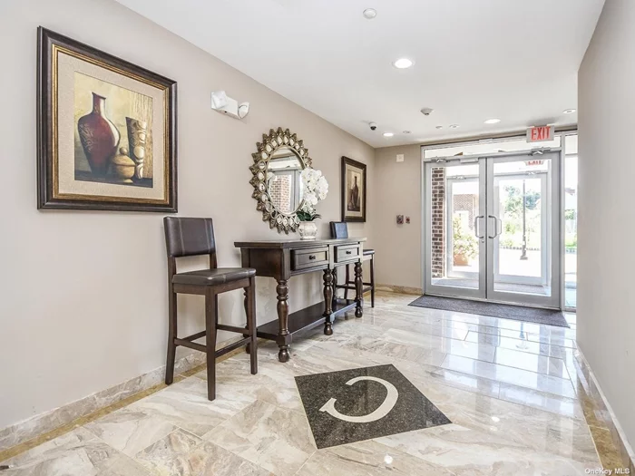 Beautiful open floor plan with balconly. This elevator building offers parking, launndry room , and a fitness room. Close to beaches, parks , shopping, and transportation. Photos are not all actual unit.