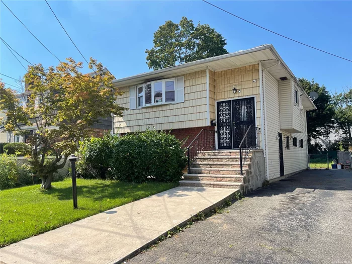 Sunny & Bright Detached Raised Ranch House Featuring 5 Bedrooms 2.5 Baths in Cozy Neighborhood. Large 40X140 Lot Property with 25X42 Building Size. Possible Mother-Daughter with Proper Permits. Perfect For Investment Rental Income! Easy Access to nearby Hofstra University, Shopping Center, Schools, Museum, etc. Close to LIRR and Bus N16, N27.