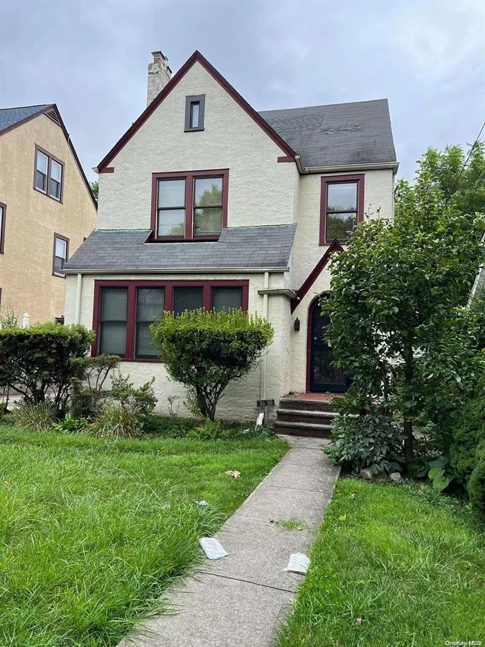 prime location in the heart of bayside, walk to bus, shop, school district #26. Near Mass train, park, major highway, sold as is condition., Additional information: Appearance:Good