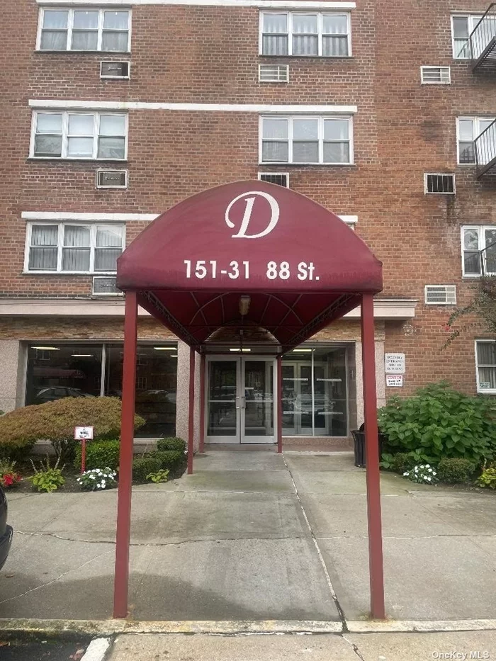 * Jr 4 in the Dorchester Building Located in the Lovely Area of Lindenwood * Lots of Closet Space * Large Living Room for Entertaining * Smaller Bedroom can be used as a Dining Area Also * Needs TLC * Near Transportation, Shopping Area , School, JFK & 20 Minutes to Rockaway ferry to Manhattan * Flip Tax $35 per Share PAID BY SELLER * Electric, Gas, Heat, Water, Cable All Included in Maintenance * plus $150.35 assesment starting Nov 23 for 18 months *
