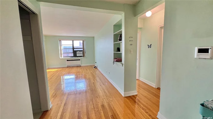 Drenched In Sunshine large one bedroom in Bayside! Beautiful Hardwood Floors , new windows, new intercom , Close to all major highways ( cross island Exp, LIE495, Grand Central). Close to LIRR, bus to Manhattan and bus Q27.Close To Shopping. Gym, school district 26 EZ to show by appointment.