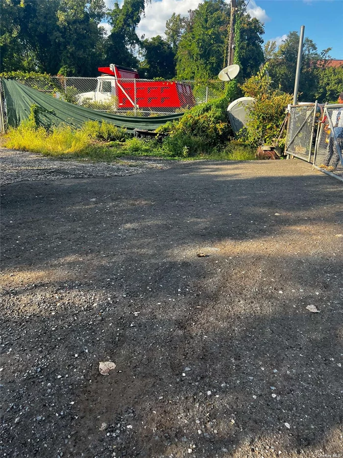 Accepting only cash offers Vacant Land Lot Area 2, 378 sq ft Lot Frontage 29 ft Lot Depth 82 ft Building Class Vacant Land - Zoned Commercial or Manhattan Residential ( V1 ) Zoning Districts: M1-1 SRD
