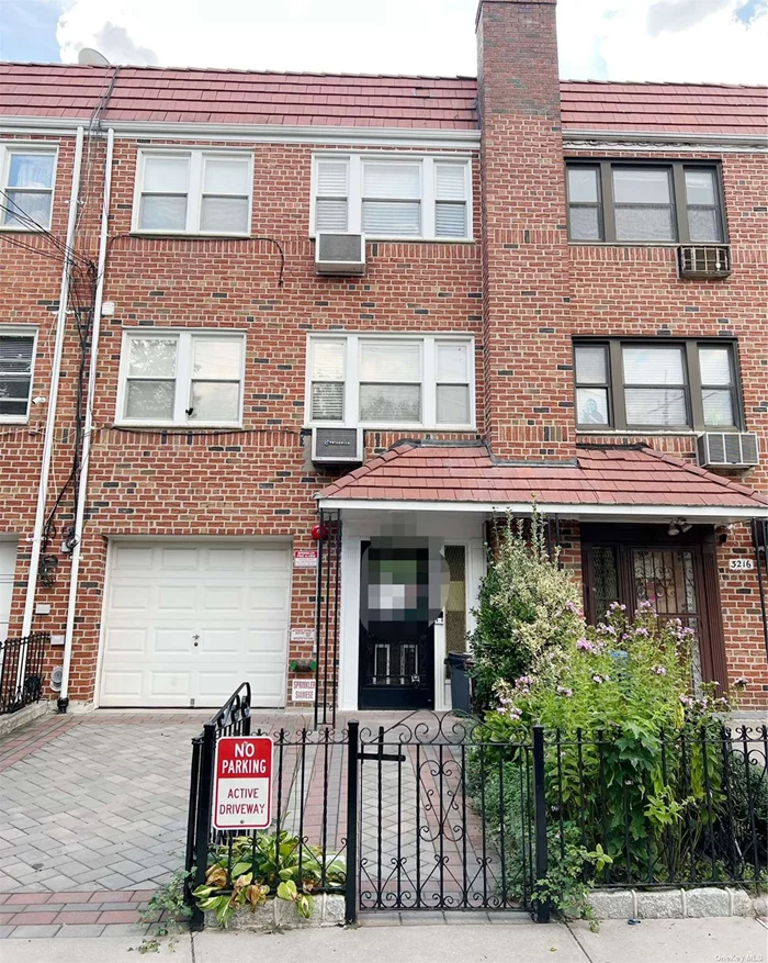 Bright big 1bedroom, 1 bathroom with ample closet space located in the heart of Woodside.One nice and quiet street, short walk to LIRR, subway and bus stop.Close to shops, restaurants and markets.