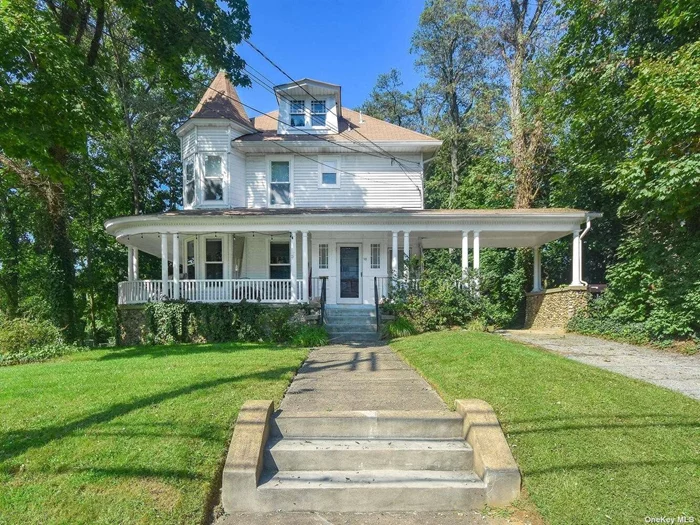 Newly renovated 2nd floor apartment in Victorian home featuring living room/dining area, modern kitchen, 1 bedroom & 1 full bath. Washer/Dryer in unit. Off-street parking for 1 car.