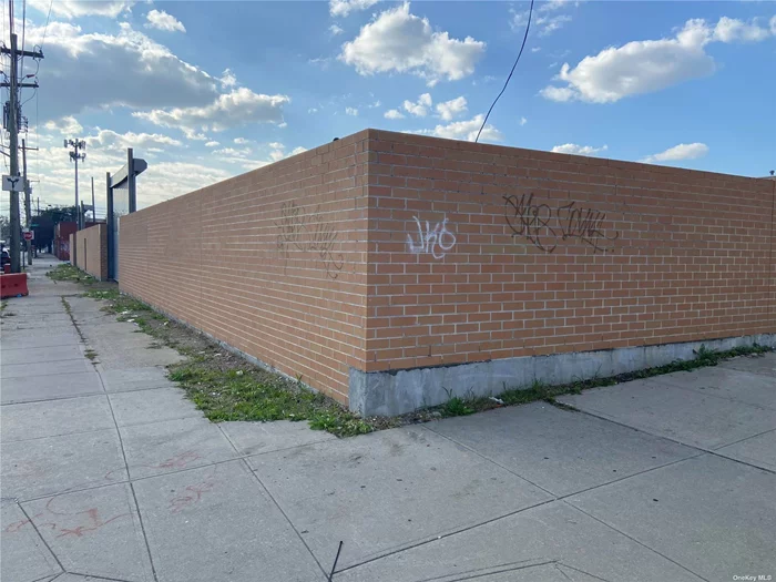 Builders and Investors opportunity on this huge parcel of land in Brooklyn , the lot begin at pine street , and ends on Euclid Ave .Please take note this is a Brownfield property
