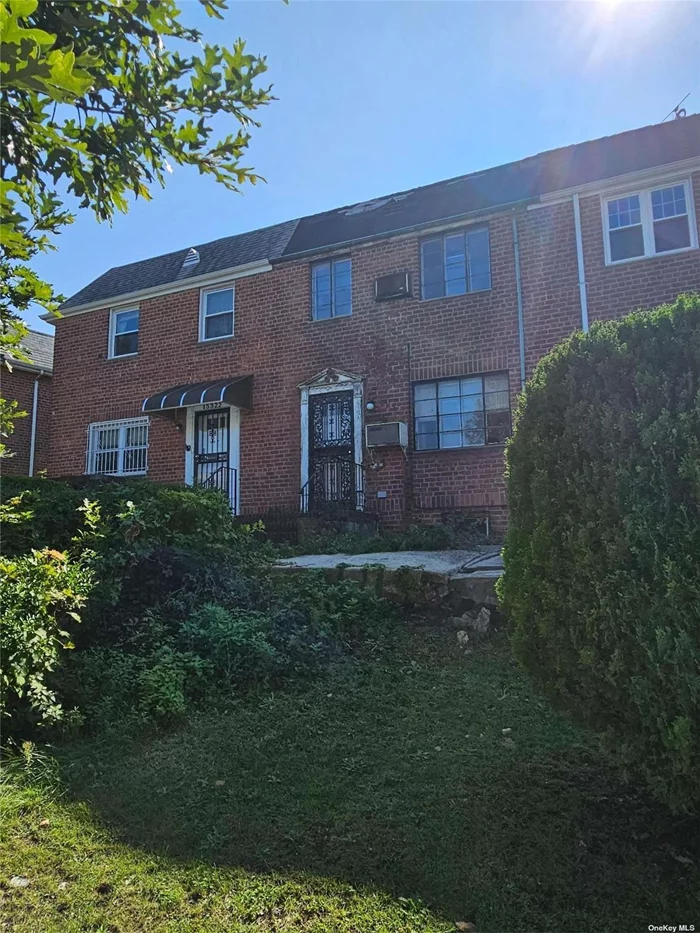 Brick attached 1 family home.3 bedrooms, 1.5 baths, 1 car garage, full basement. HOME NEEDS A TOTAL RENOVATION AND THE SALE IS SUBJECT TO COURT APPROVAL