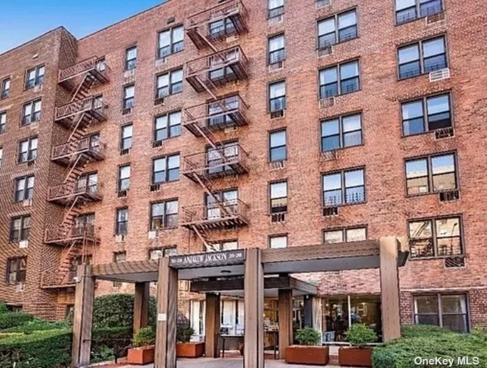 XL 3 Bed 2 full bath condo in the highly sought after Andrew Jackson Building. 24hr Doorman, 2 In-ground pools, bike storage, mail/package room, parking garage (W/L), gated outdoor sitting area. Close to all shopping, schools, buses & trains (E, F, M, R, 7). This corner unit has beautiful open views and plenty of daylight. There is alot of closet space and laundry rooms on every floor for convienience. Live in super. Mins to Laguardia Airport. Can rent immediately. Kitchen and bathrooms are recently renovated.