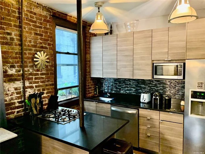 CHARMING RENOVATED 1 BED W A SOHO LOFT FEEL !!! UNDER NEW MANAGEMENT!!!!!!EXPOSED BRICK Modern Kitchen W Dishwasher and Breakfast Island, Open floor Plan, 5 minutes to the Train, 20 minutes to Manhattan!!! AMAZING Restaurants at your steps!!! LGA and JFK Airports VERY close!!! CALL OR TEXT STEVEN FOR APPOINTMENTS!!!