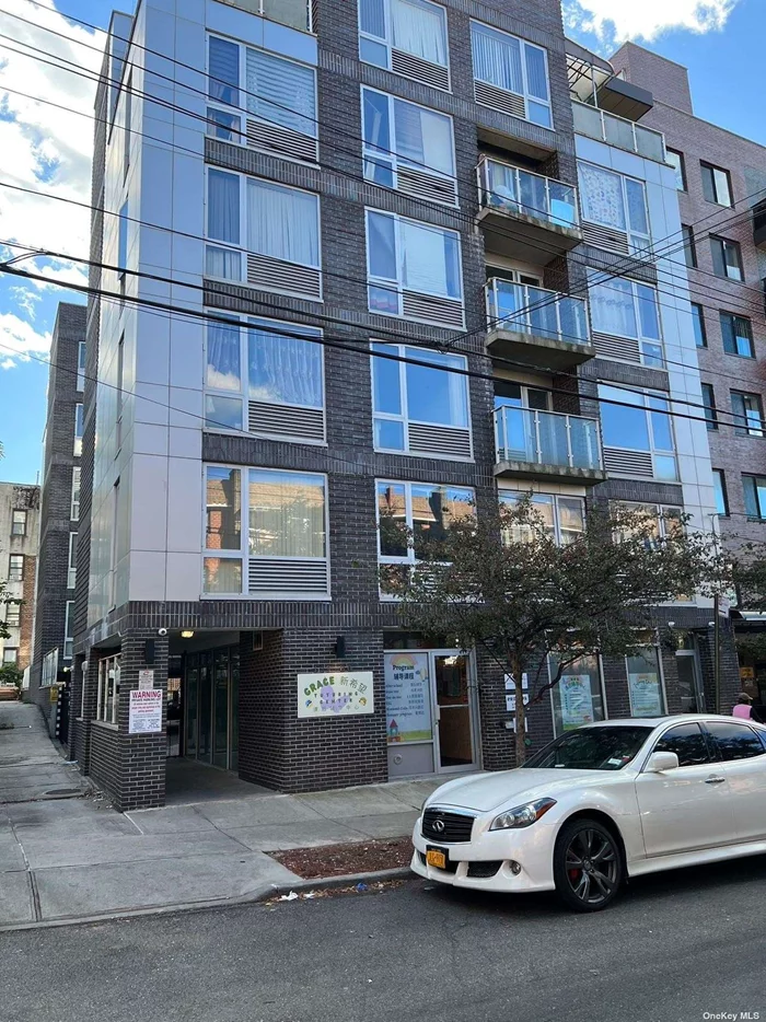 Commercial Space for Rent. Located in the prime area of Flushing, Union St & 34th Ave. Approximately 1110 Sqft. Private Parking for additional charge. Open for All business!