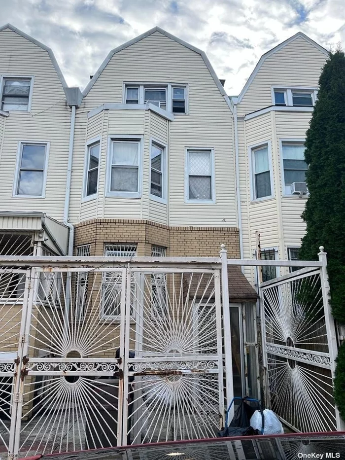 Investor&rsquo;s delight. 9 bedrooms, 3 baths & 1 kitchen. Close proximity to all amenities, schools, transportation, shops, eateries, the Bronx park and houses of worship.