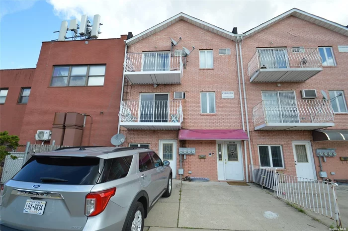 Beautiful 2 bedrooms, 1 bath apartment on the first floor. It has access to the backyard. Convenient location and close to all.