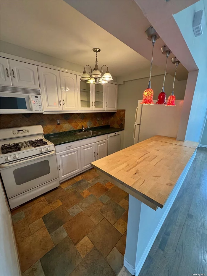 3 bedroom, 1 full bathroom with jacuzzi, separate kitchen with dishwasher. Separate entrance. Located a few blocks away from Steinway. One block from 30th Avenue and restaurants. Three blocks from R/M Train at 46th Street stop. This apartment won&rsquo;t last! Call to schedule a viewing