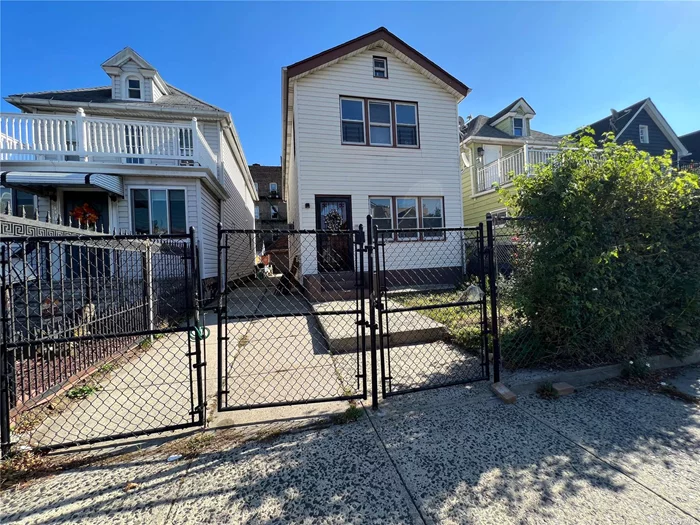 Beautiful 1 Family with a private driveway, a 1 car garage, 4 bedrooms, 2 full baths and a finished basement; Conveniently located close to shopping, restaurants, banks and more. Walk to LIRR, buses and train lines.